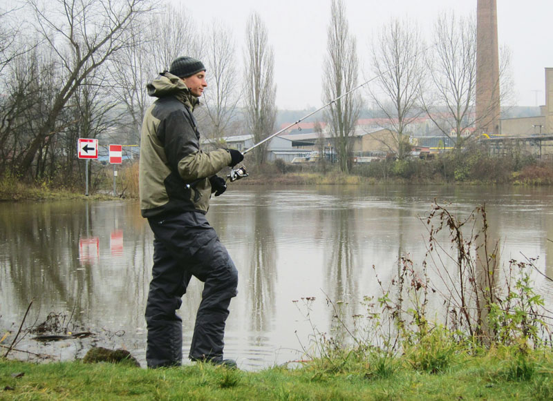 Vissen op snoekbaars vanaf de kant