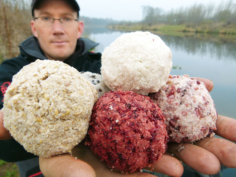 Henric Plass experimenteert met brood en schotelt vissen enkele gevulde broodballen voor.