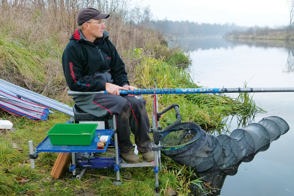 Na het voeren van de ballen vist Henric met de vaste hengel de plekken af.