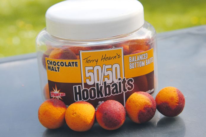 In je lokale viswinkel kun je potjes met zogenaamde 50/50 hookbaits van Dynamite Baits kopen. Deze zitten perfect uitgebalanceerd verpakt in een potje.