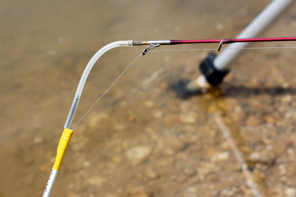 Zo stel ik de swingtip af. Mocht het flink waaien, dan steek ik de tip gedeeltelijk onder water.