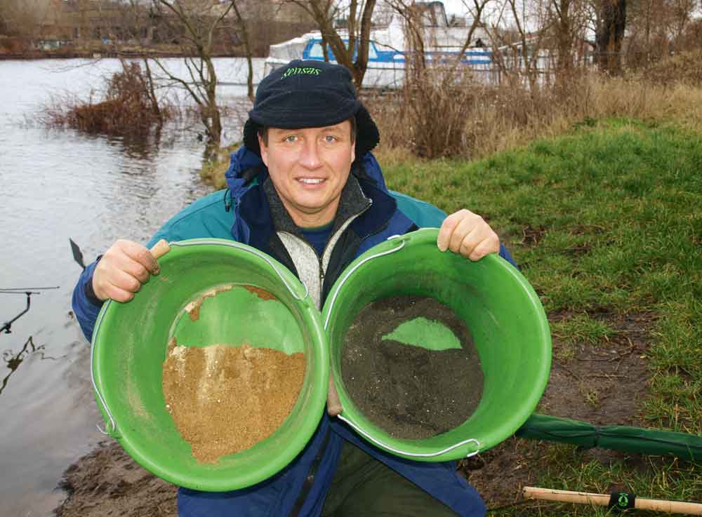 In de winter loont het om te experimenten met verschillende typen voertjes. Bijvoorbeeld een lichtgekleurd (Sensas Feeder 3000) en een zwartgekleurd lokvoer (Sensas Super Black Feeder). 