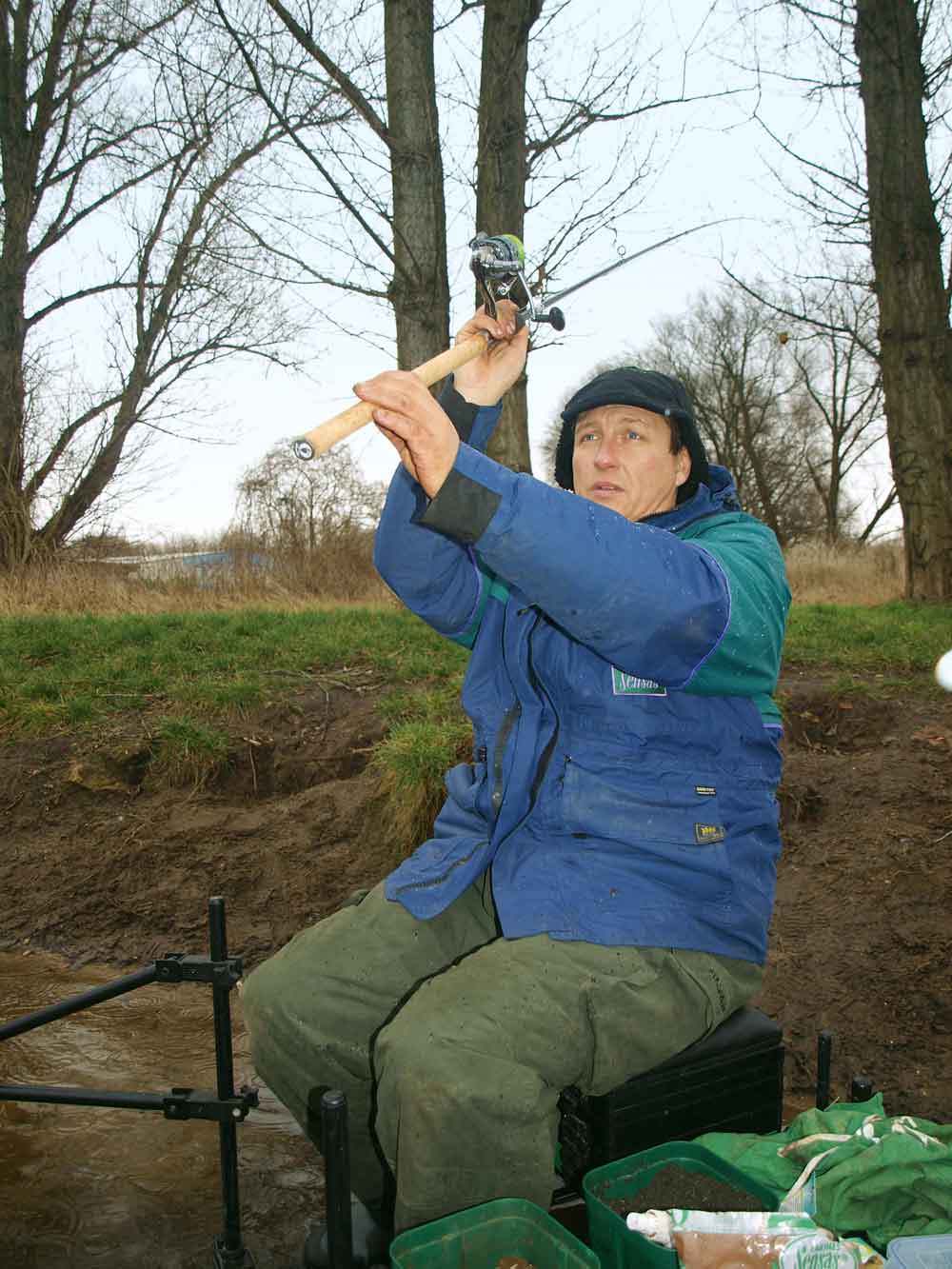 Neem een vast punt aan de overkant van het water, zoals een boom of mast, in het vizier en werp die richting op door de hengel boven je hoofd te houden en met een gecontroleerde beweging naar voren te brengen.