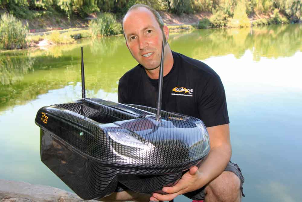 Het maximale aan precisie bij het voeren op afstand bereik je met een voerboot. Nieuwe modellen beschikken zelfs over GPS, dieptemeter en zelfs een onderwatercamera!