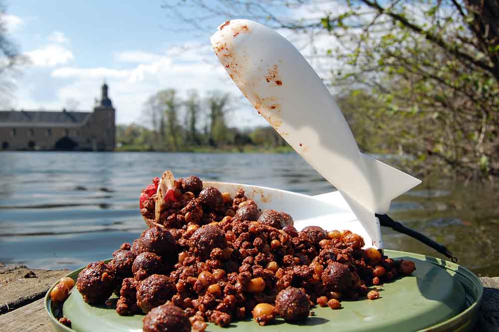 In de Spomb is plaats voor alle mogelijke vormen en soorten aas.