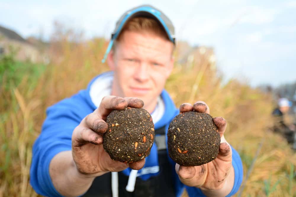 Het voer is nu klaar voor gebruik en je kunt de losse ingrediënten toevoegen. Voordat je dit doet kun je overwegen om leem dan wel grond toe te voegen.