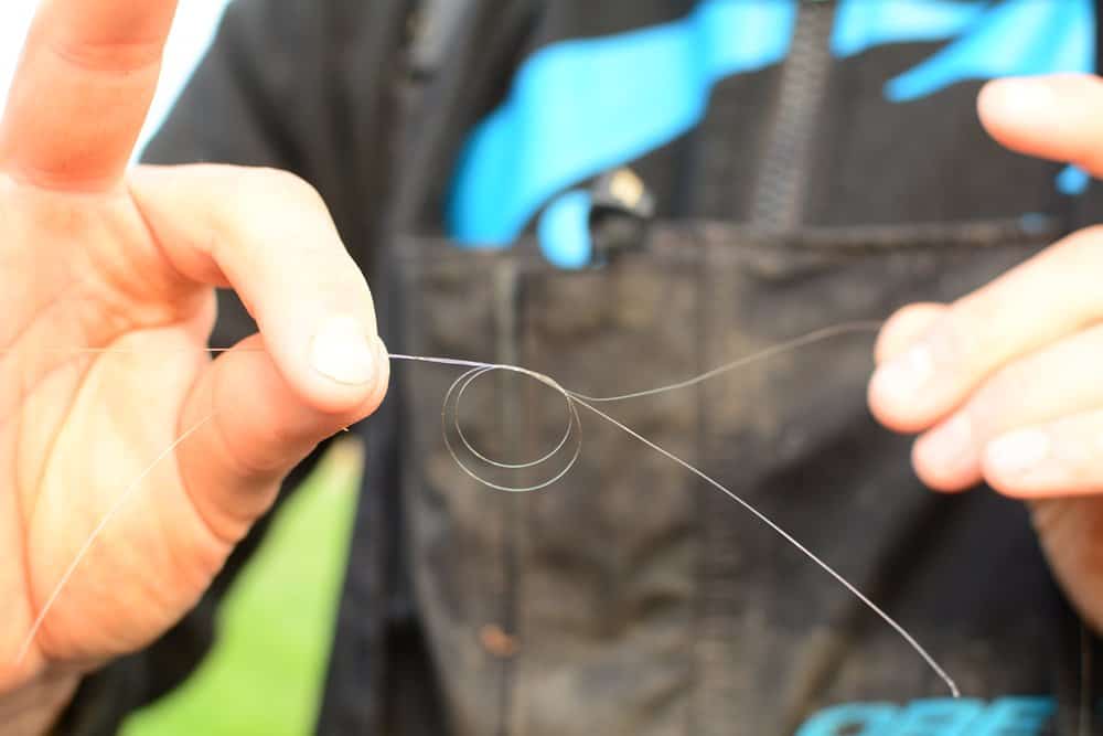 6. Knip een stuk nylon af en maak een zogenaamde stuitjesknoop. Let op: ook de nylon leader wikkel je mee in de knoop. Op deze wijze ontstaat een gefixeerde stopper.