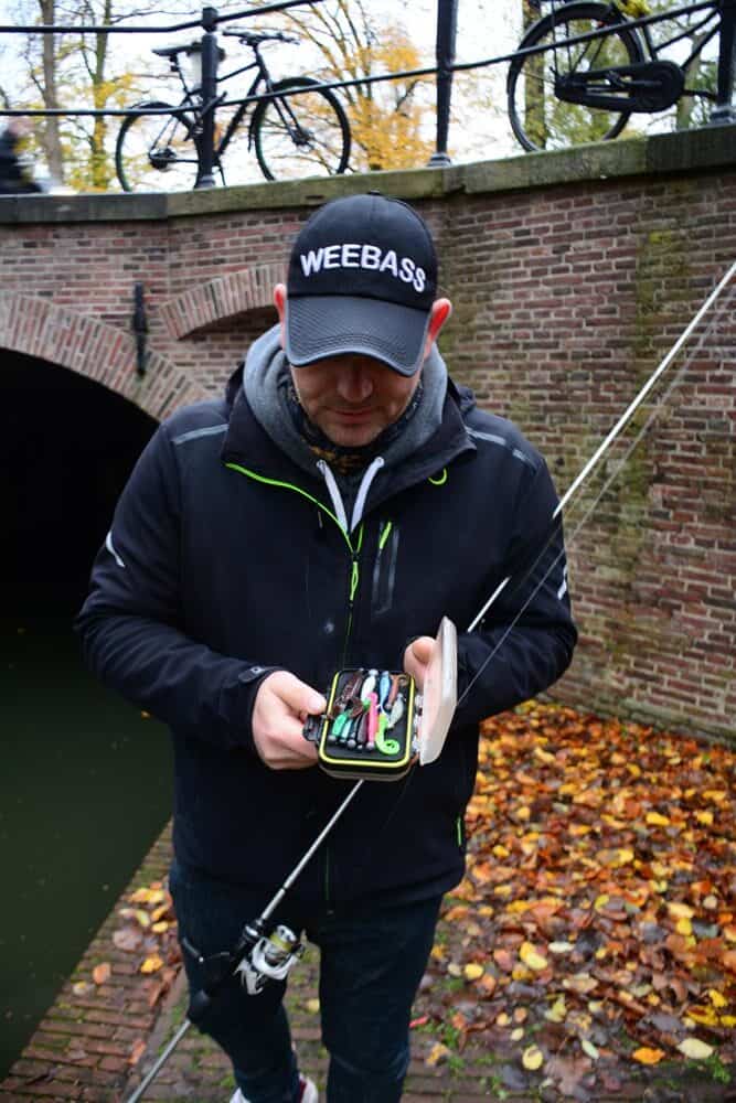 Snel wisselen van softbait dankzij de voor het grijpen liggende tacklebox.