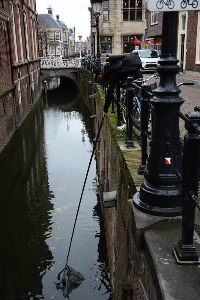 TIP: neem je streetfishing serieus, dan kun je niet zonder een landingsnet met een hele lange, telescopische steel. Een meter of vijf is echt niet overdreven. Sterker nog, je kunt dan vanaf plekken vissen waar iemand zonder of met kortere steel never nooit vis kan landen!