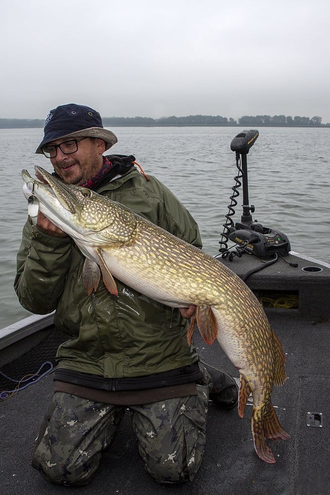 Kenny had al een paar grote vissen gevangen maar deze ‘lepelsnoek’ spande de kroon!