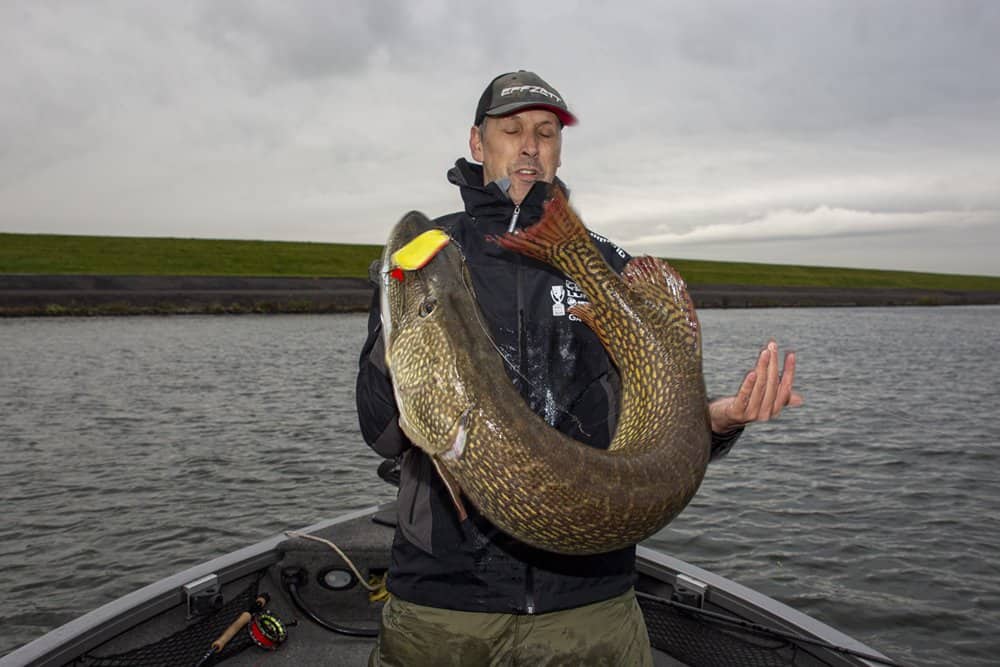 Ron's snoek was het niet eens met de vangst dus kreeg Ron een lel met de staart…