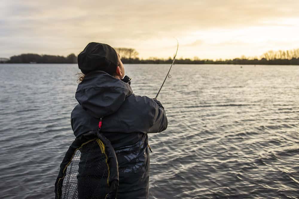 Baarsvissen in de winter is een kwestie van heel veel worpen maken om de vis te vinden, om de spot vervolgens uit te gaan pielen.