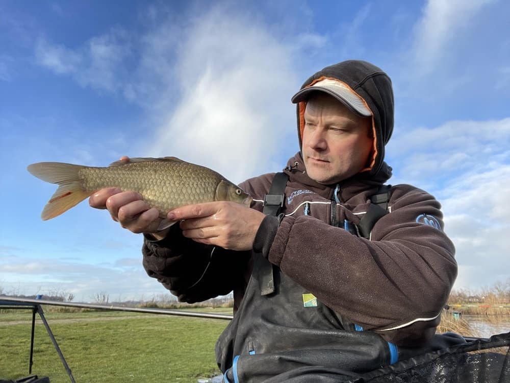 De vis is nu traag en blijft veel langer op één plek rondhagen.