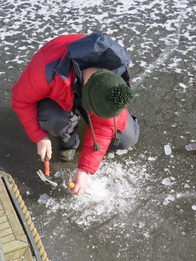 Een wak maken met hamer en bijtel.