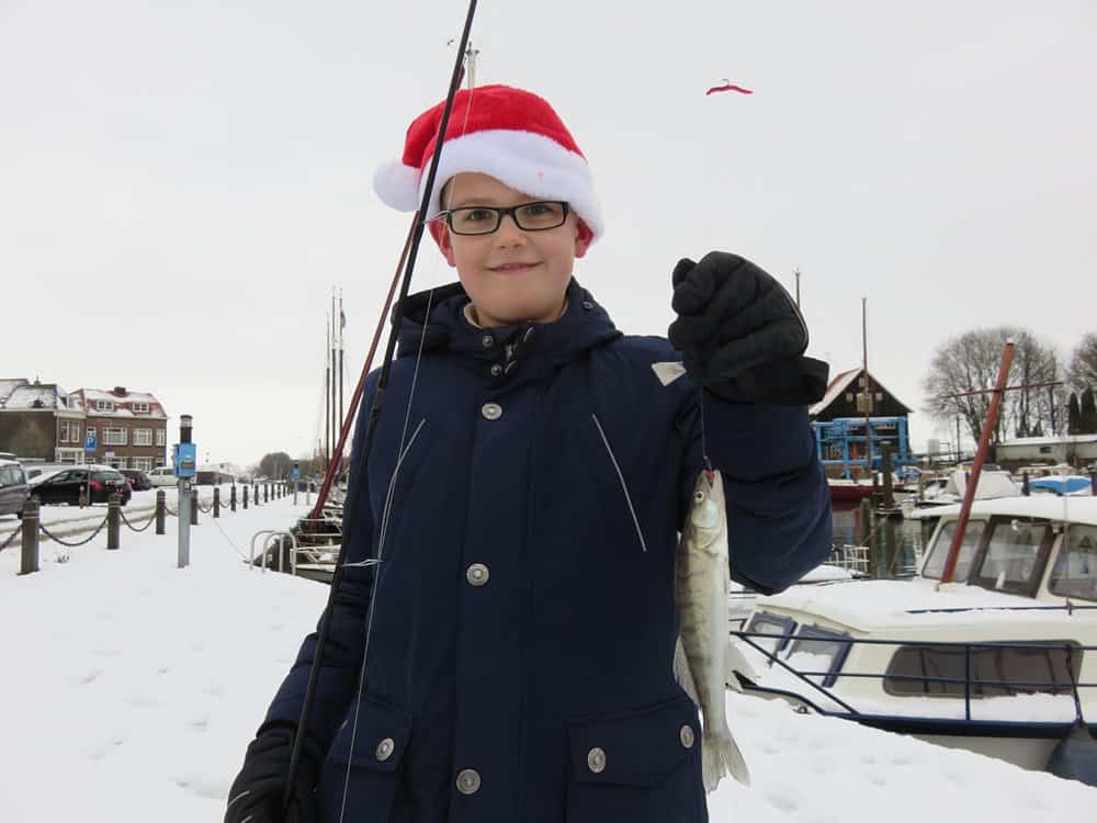 Mijn zoon Daan met een snoekbaarsje.