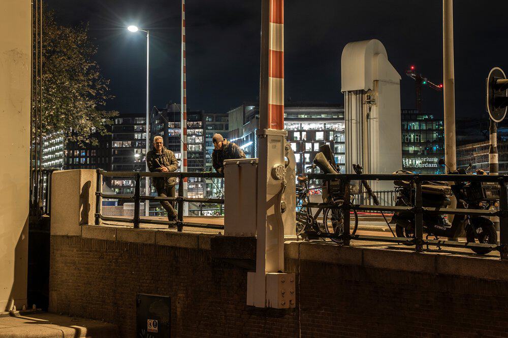 Ervaringen uitwisselen met een collega-stadsvisser.