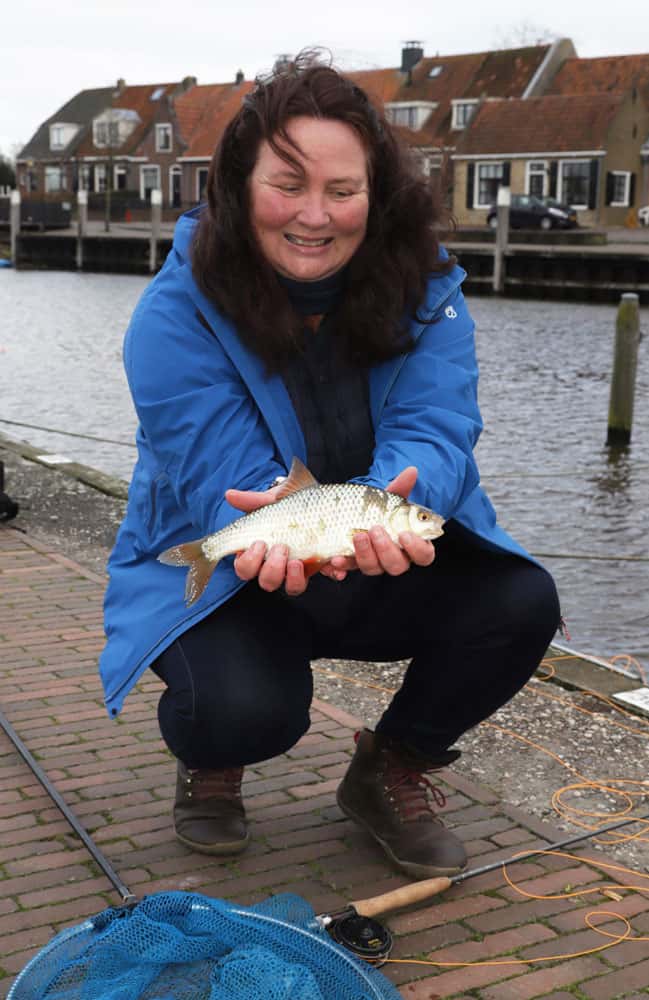 Met Rudy's hulp ving ze haar eerste blankvoorn met de vlieg, een fraai exemplaar bovendien.