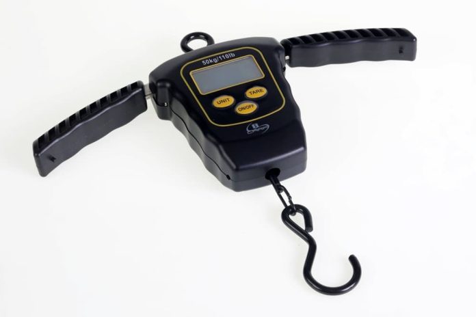 De nieuwe B-Carp Digital Scale uit het assortiment van groothandel Arca is geheel waterdicht uitgevoerd en kan gewichten aan tot 50 kilogram.