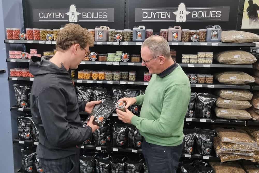 Gerrit Verschoor geeft uitleg over de producten van Cuijten Boilies.