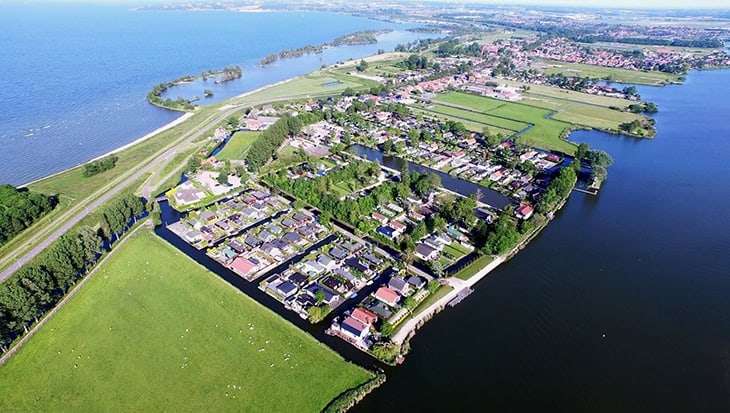 Direct aan het IJsselmeer ligt Vakantiepark de Groote Vliet.