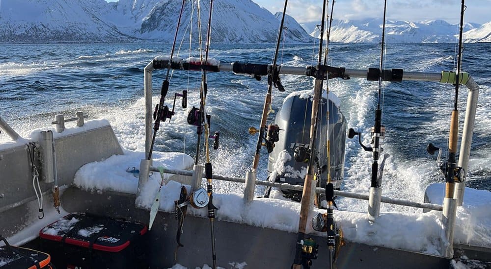 Het is zo’n drie kwartier varen (16 mijl) en over een spiegelgladde zee, is het heerlijk kruisen.