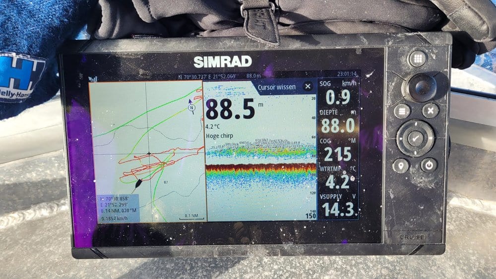 Het plateau waar we op vissen is tussen de 60 en 80 meter diep en het barst er van de aasvis zagen we op de dieptemeter.