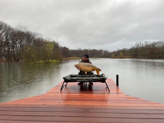 Op Carpvalley is een nieuwe, grote steiger gemaakt voor het huis! Zodat je goed en gemakkelijk kunt vissen en de vissen goed kunt scheppen.