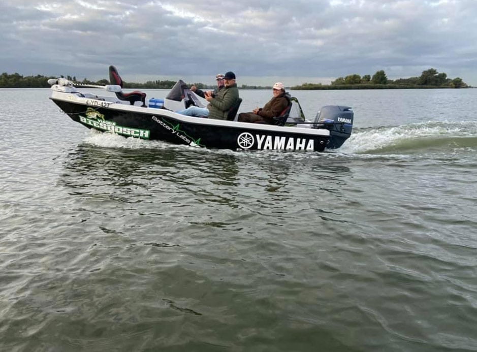 Hier zie je het effect van een te hoog opgetrimde motor. De boeg komt een behoorlijk stuk uit het water, wat het zicht vooruit ontneemt.