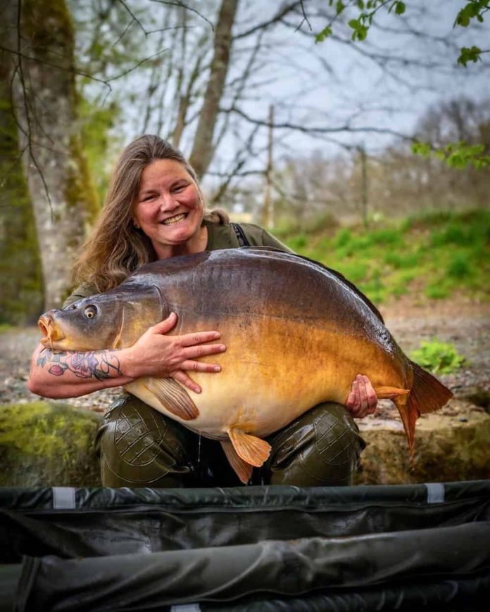 De massieve 'Uncas' is gevangen door The Carp Specialist collega Bianca op 36,75 kg!