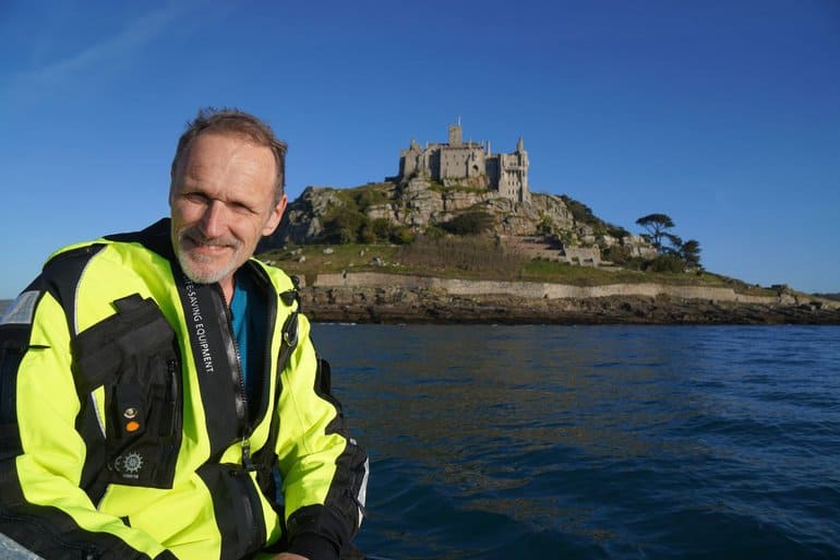 Bram Couperus op onderzoeksschip de Tridens tijdens het blauwe wijtingonderzoek van 2022, bij Mount St. Michael, Penzance (Bron: Ton Meijer)