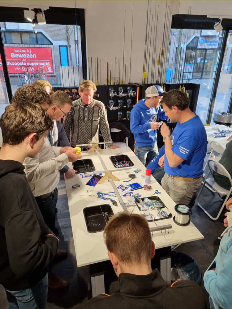 In samenwerking met het Team Yuki Tackle-Link werden de deelnemers verwelkomd en voorzien van de nodige uitleg over hoe zeevisonderlijnen te knopen dan wel te lijmen.