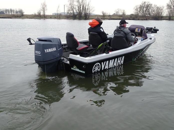 Actief op zoek naar grote vissen op de Yamaha. Meters maken is het devies.