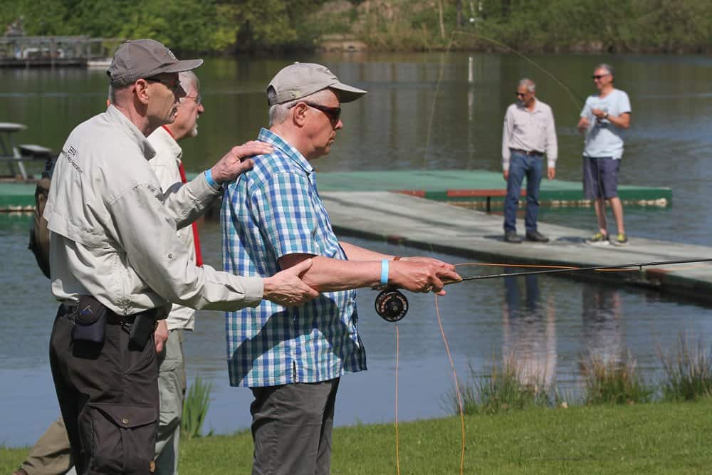 Ferdy Geerdink (links) geeft vliegwerpdemonstraties en vliegwerples.