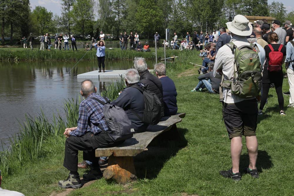 Veel aandacht voor de vliegwerpdemonstratie van Glenda Powell.