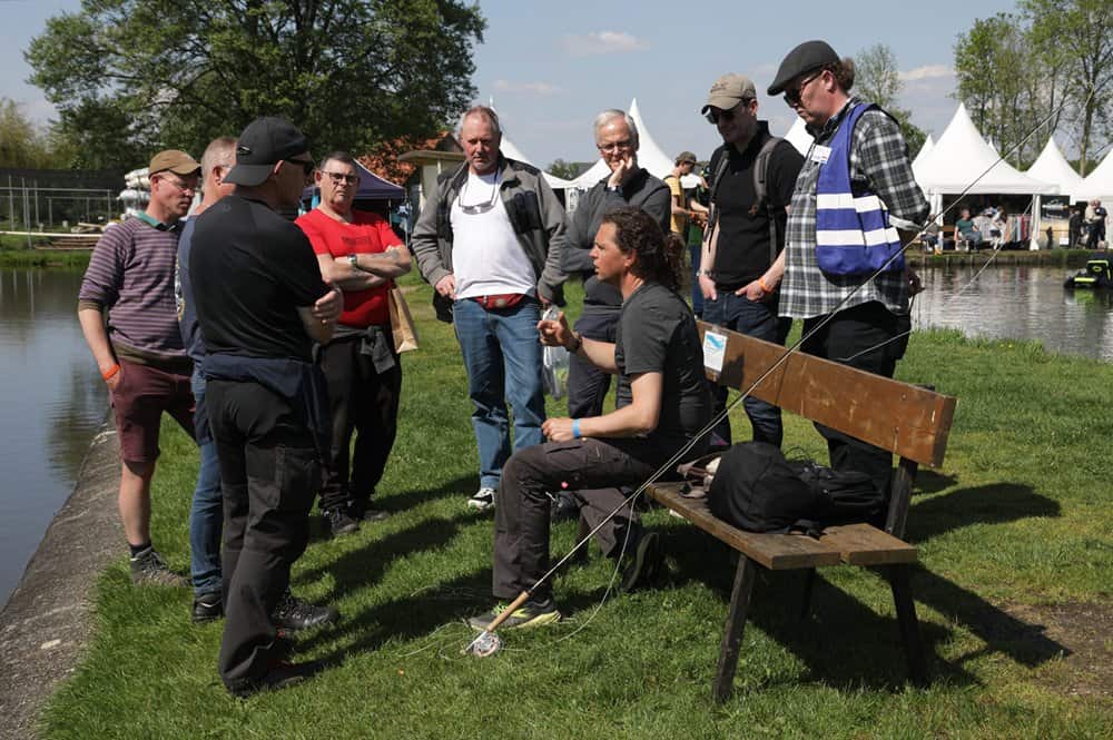 Aandacht voor een van de vele workshops die dit weekend gehouden werden, Pieter-Bas Broeckx demonstreerde het vissen en vangen met buzzers.