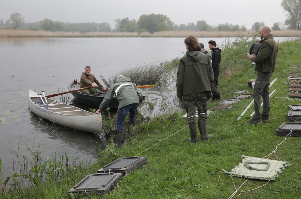 De eerste reeks is gereed om naar de beoogde plek in de luwte gesleept te worden.