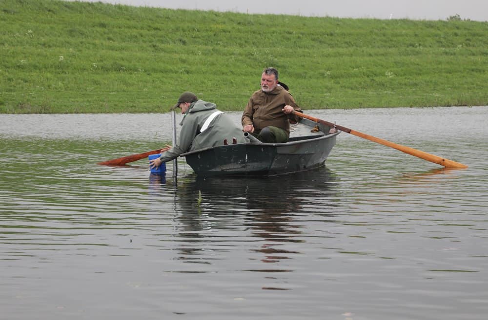 Zakt het water dan zakken de nestplaatsen, doordat ze schuivend bevestigd zijn aan de palen, zonder problemen mee.