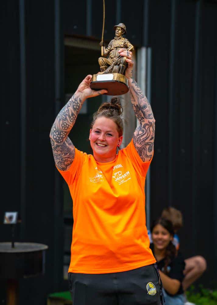 De bokaal voor de zwaarste karper (beschikbaar gesteld door Remco Willemsen) ging naar Stephanie Bloemendaal met een pracht van een spiegel van 22,9 kg.