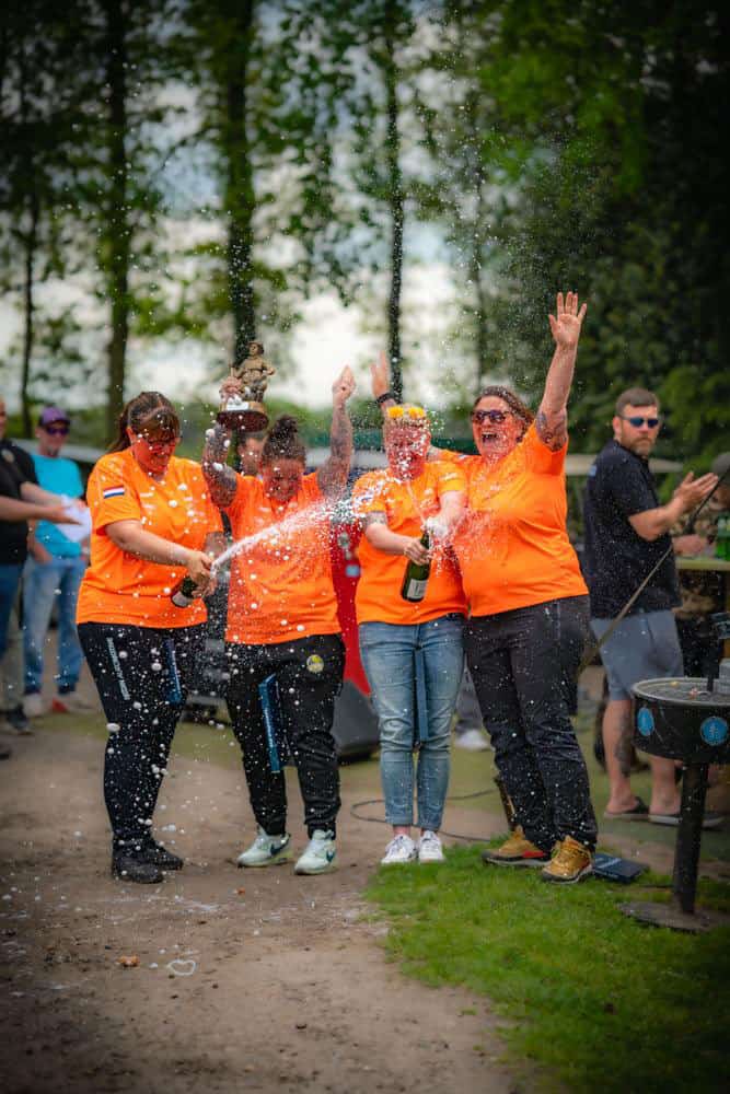 De champagne vloeit bij Team Oranje.