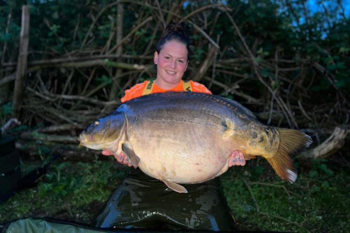 De bokaal voor de zwaarste karper (beschikbaar gesteld door Remco Willemsen) ging naar Stephanie Bloemendaal met een pracht van een spiegel van 22,9 kg.