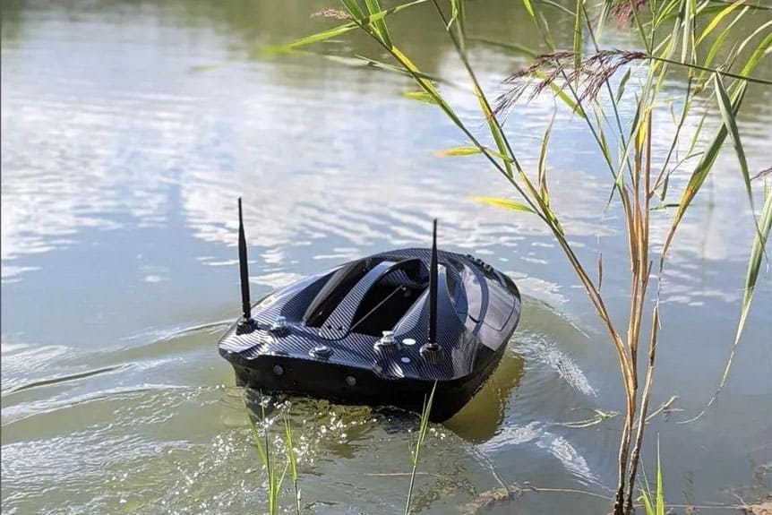 Het zwarte, twin hull catamaran ontwerp meet 67 x 43 x 25 cm en weegt rond de vijf kilogram.