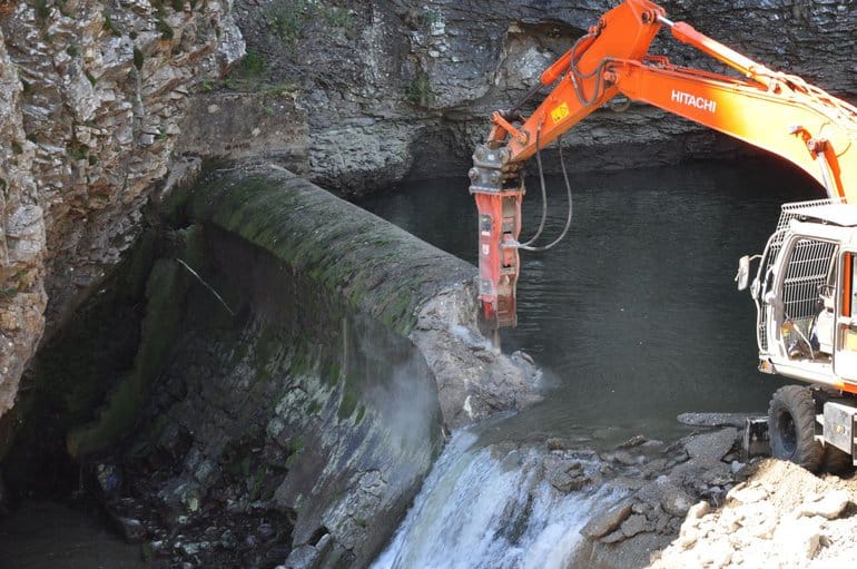 Een dam wordt afgebroken (Bron: Gotera)