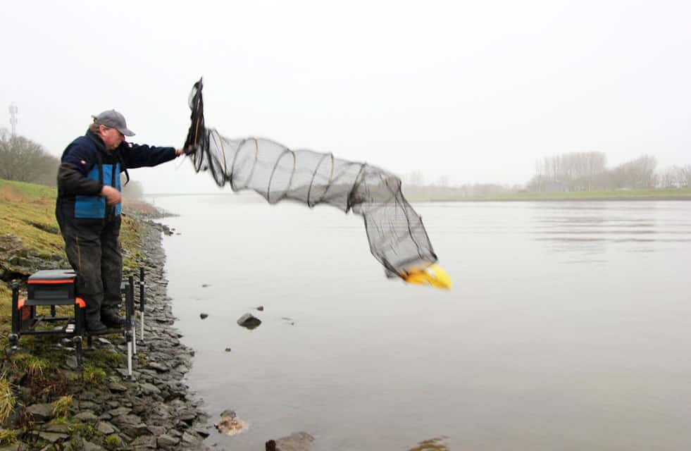 Na afloop van de vissessie trek je dan simpelweg de plastic zak kapot, waardoor de kapotte tas en het leefnet vrij komt!