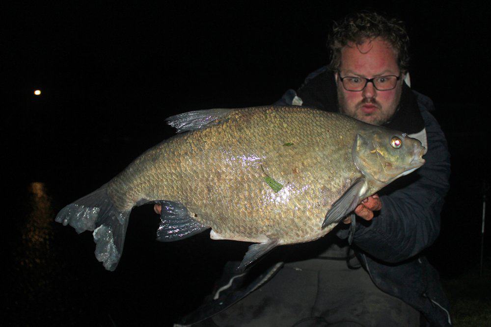 Ook Rik krijgt uiteindelijk zijn ultieme beloning voor het doorzetten: 70 cm en 5200 gram.