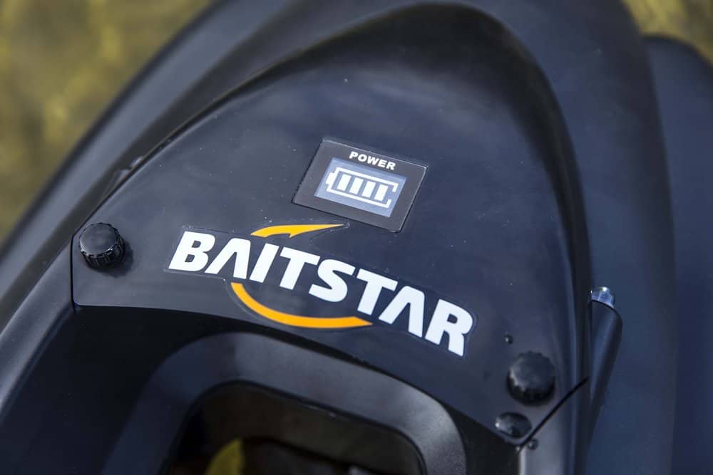 De BaitStar Compact wordt compleet geleverd met 7.8Ah Lithium Ion accu (met 2,5 uur vaartijd), lader, 2.4Ghz Digitale handzender en camo tas voor bescherming en vervoer.