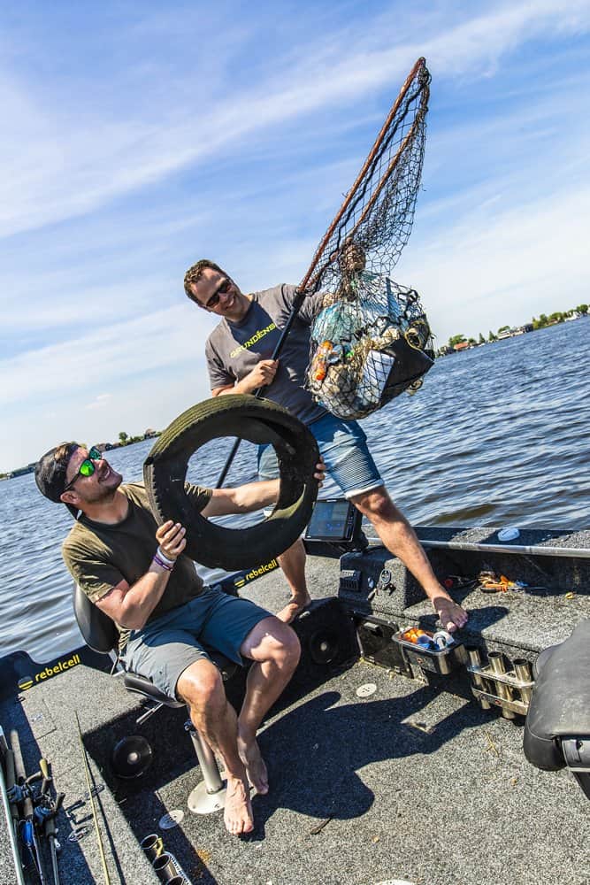 Daar varen klanten mee om plastic afval op te vissen en de wateren schoner achter te laten.