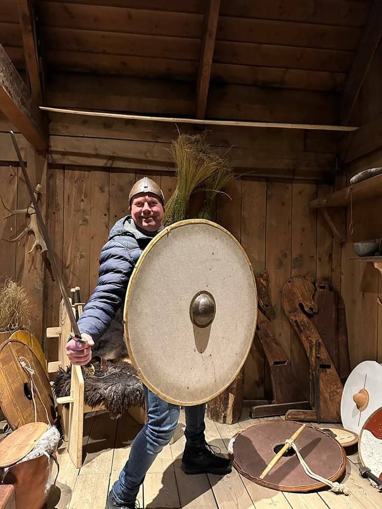 Niet dus! Rob en ik hebben een minibus gehuurd om onze mede-vissers een alternatief te bieden naast dat lekkere warme bedje, namelijk het Viking museum, en daar word gretig gebruik van gemaakt. Carl rijdt de boys in groepen van zeven tot acht personen heen en weer, zodat iedereen ongeveer twee uur aanwezig kan zijn op dit park. Het blijkt voor de meesten genoeg te zijn, maar gezien de foto’s die je voorbij ziet komen hebben de meesten het er wel naar hun zin gehad!