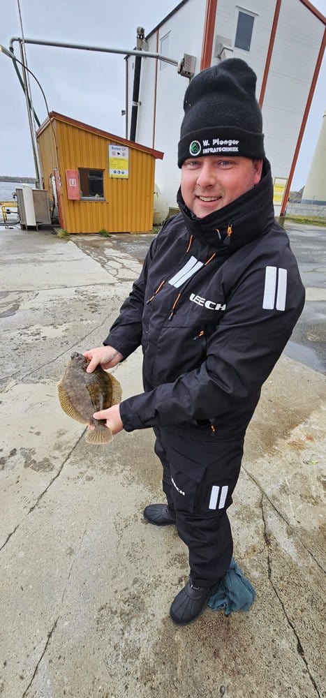 Toch wordt er ondanks het weer nog een beetje in de haven gevist.