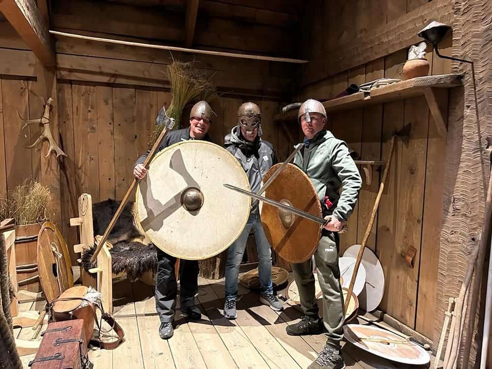 Niet dus! Rob en ik hebben een minibus gehuurd om onze mede-vissers een alternatief te bieden naast dat lekkere warme bedje, namelijk het Viking museum, en daar word gretig gebruik van gemaakt. Carl rijdt de boys in groepen van zeven tot acht personen heen en weer, zodat iedereen ongeveer twee uur aanwezig kan zijn op dit park...