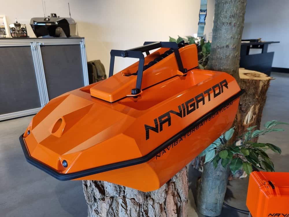 De high performance motor, de krachtige servo’s, futuristische LED verlichting en batterij indicatie maken ’The Navigator’ tot een zeer veelzijdige en sterke karper voerboot.